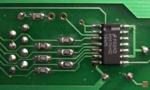 SMD-Schieberegister für die 7-Segment-Anzeige (Leiterseite)